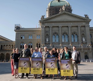 Les représentant·e·s de 44 organisations de protection de l’environnement et de la nature ont remis au Conseil des États à Berne un appel pour la protection de la biodiversité.